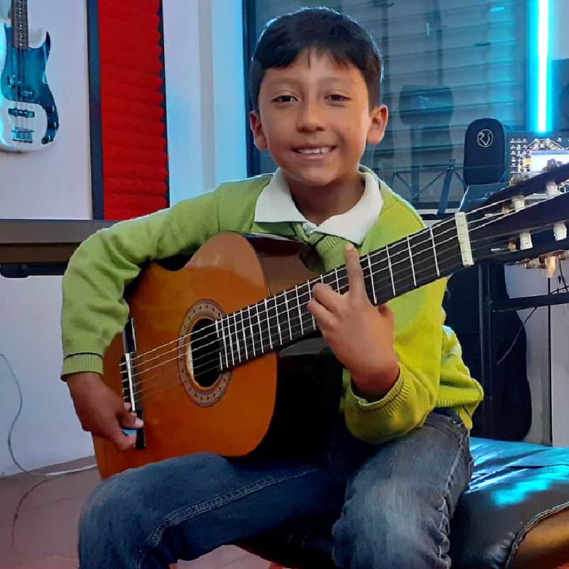 Alumnos de Music Planet en clase de música