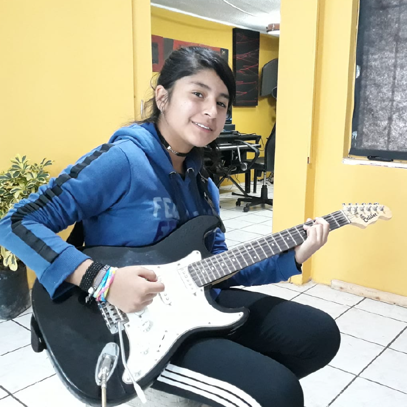 Estudiantes practicando en Music Planet, Quito