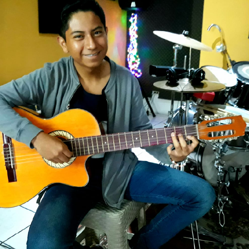 Clase de guitarra en Music Planet