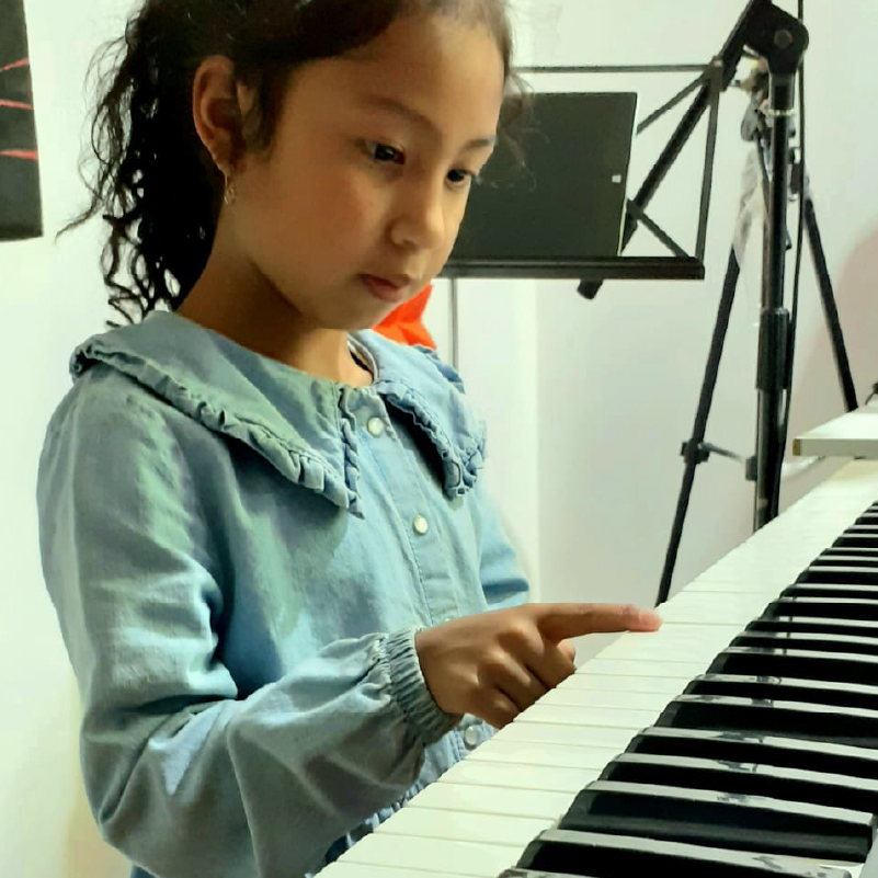 Alumna en clase de piano en Carapungo