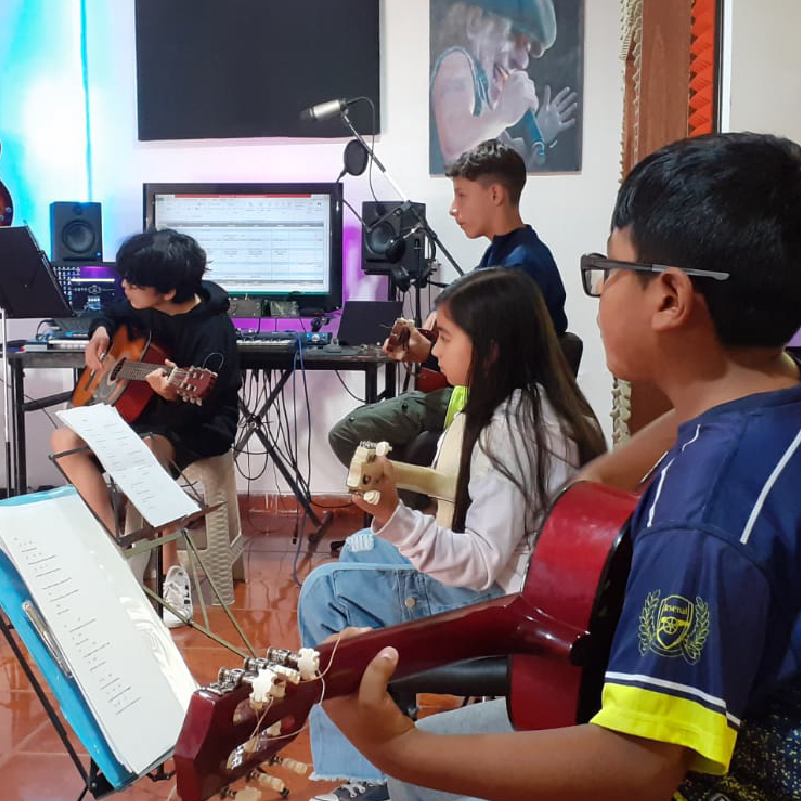 Estudiante tocando batería en Music Planet