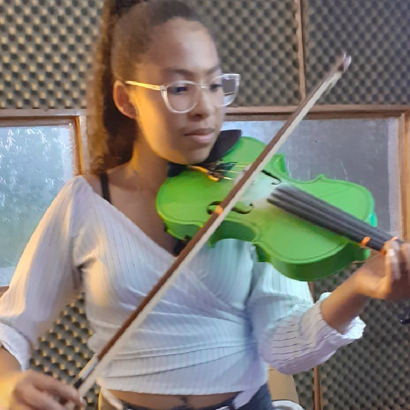 Alumno con bajo en la escuela de música